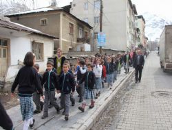 Yemek için 2 km yürüyorlar